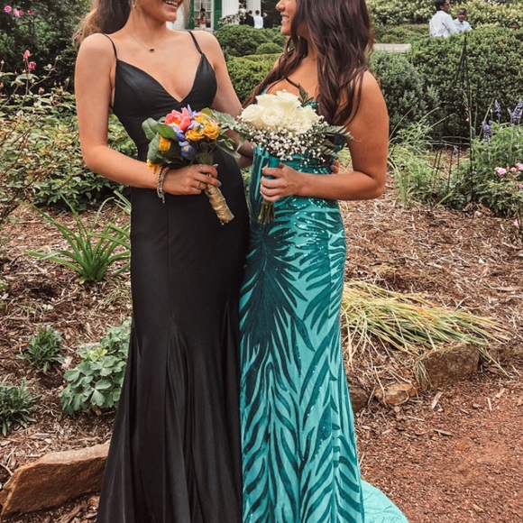 sherri hill size 2 black dress with v neck and lace up back - Picture 3 of 3